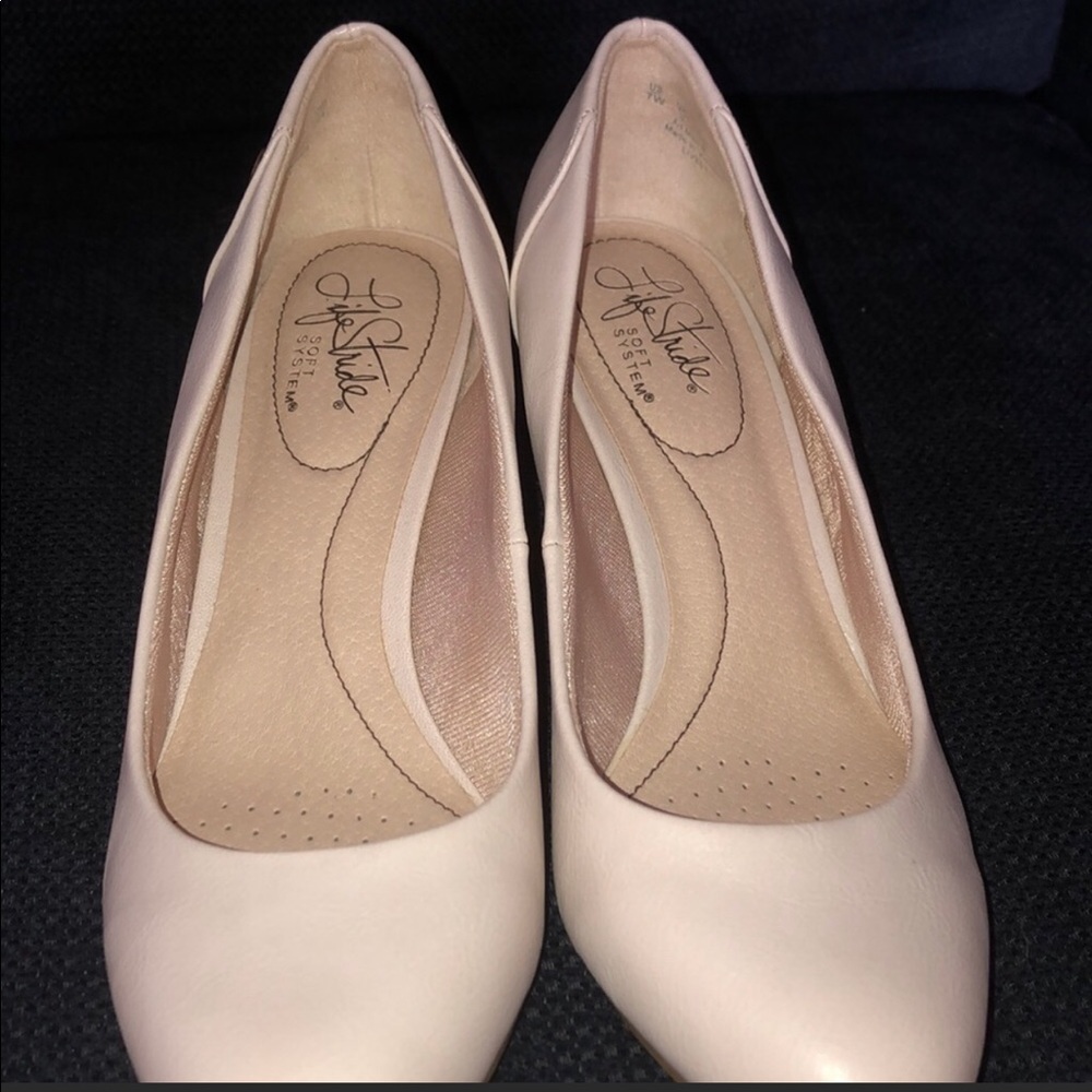 Size 7 W heels. Excellent condition. Pale blush color.